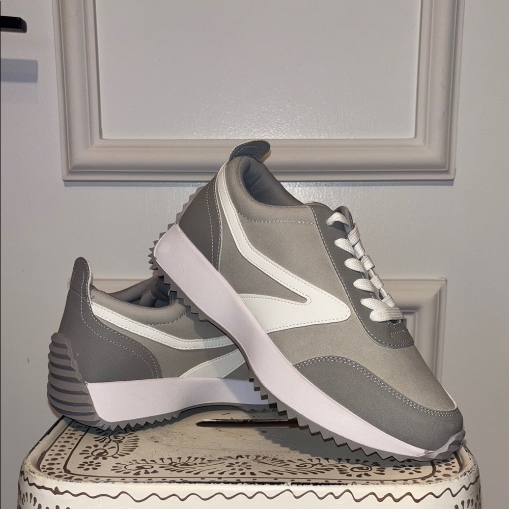 Dolce Vita Bossy Platform Sneakers - size 8